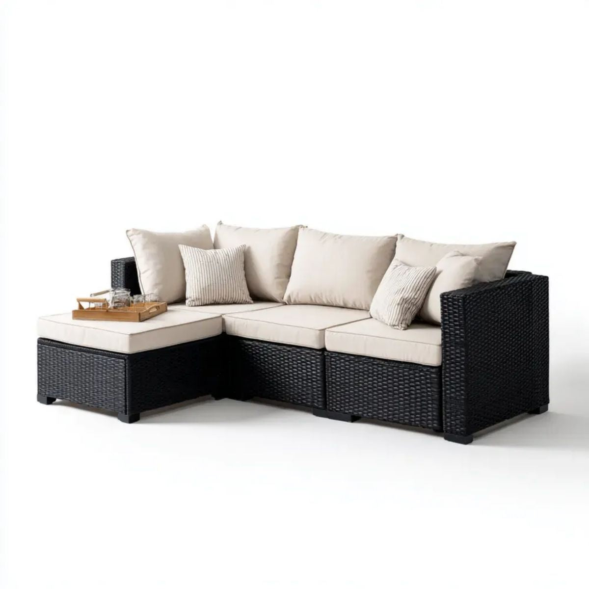 Narożna sofa ogrodowa z technorattanu w kształcie L, czarna z kremowymi poduszkami, 210 × 140 × 65 cm